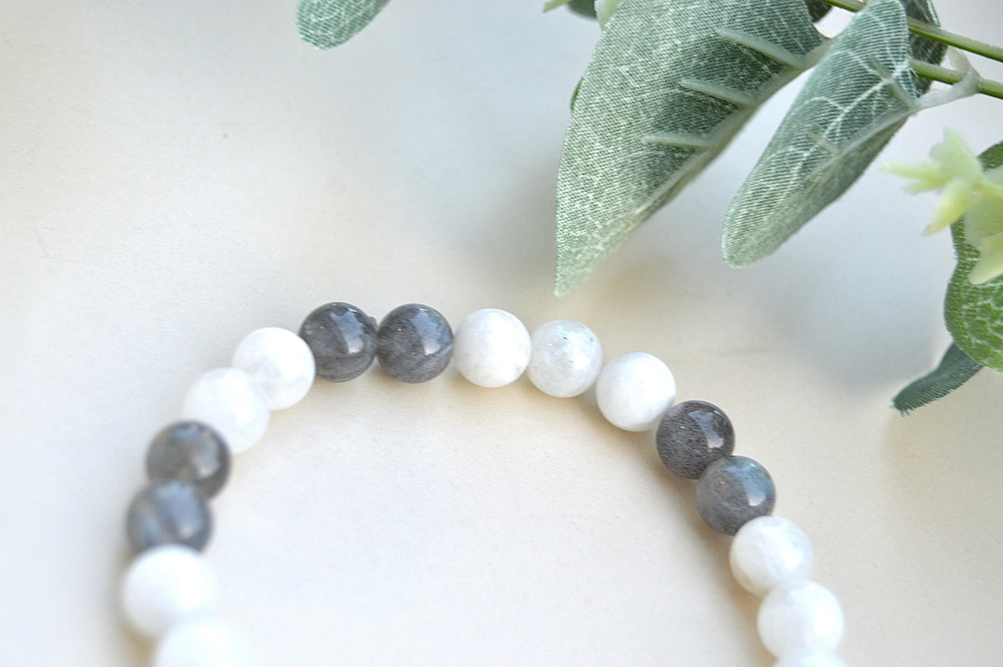 Månestein og labradoritt armbånd – indre veiledning, beskyttelse og emosjonell balanse