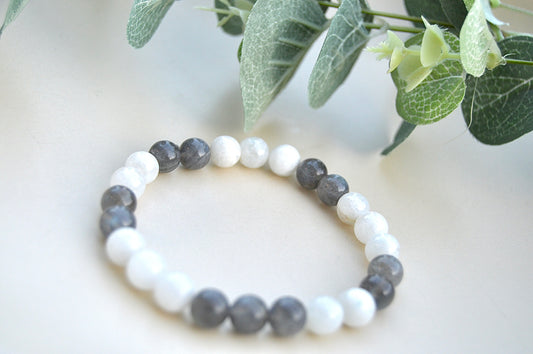 Månestein og labradoritt armbånd – indre veiledning, beskyttelse og emosjonell balanse