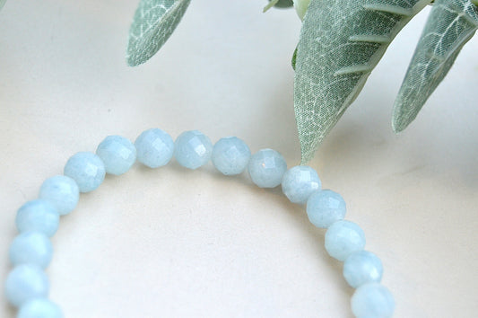 Akvamarin armbånd med fasettslipte steiner – ro, klarhet og kommunikasjon