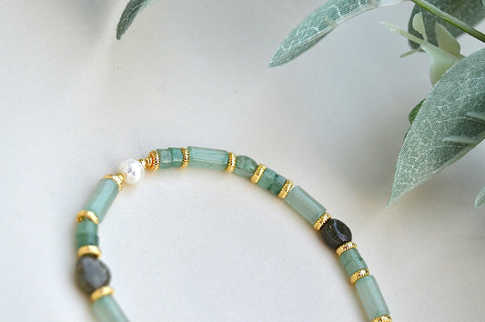 Aventurin, grønn rutilkvarts og perle armbånd – mot, klarhet og feminin ro