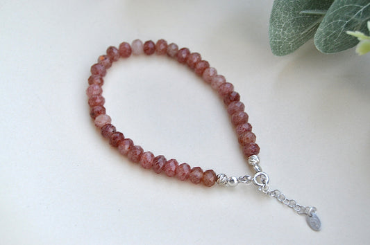 Jordbærkvarts armbånd med sølvdetaljer – kjærlighet, glede og indre ro