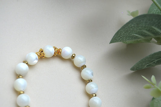 Perlemor armbånd med gullbelagte detaljer – femininitet, ro og harmoni