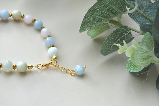 Morganitt armbånd med gullbelagte detaljer – kjærlighet, balanse og indre fred