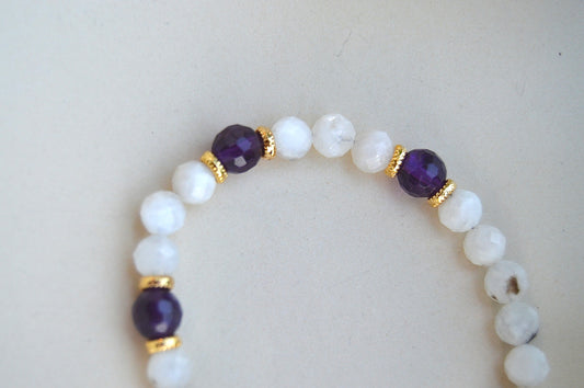 Månestein og ametyst armbånd med gullbelagte detaljer – beroligende, balanserende og elegant