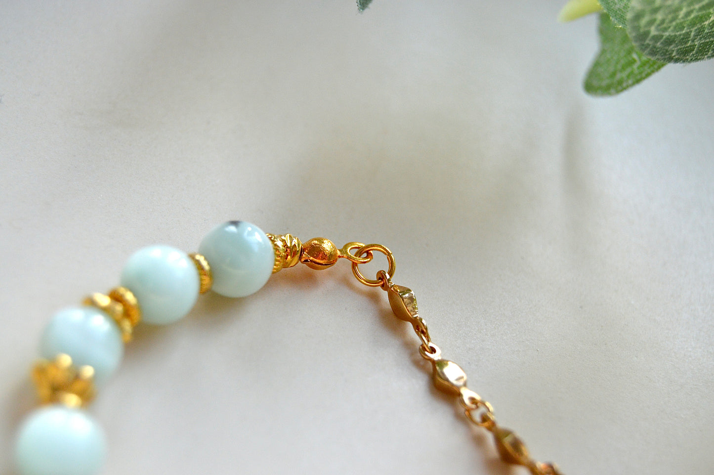 Larimar armbånd med gullbelagte detaljer - ro, balanse og avslappende energi