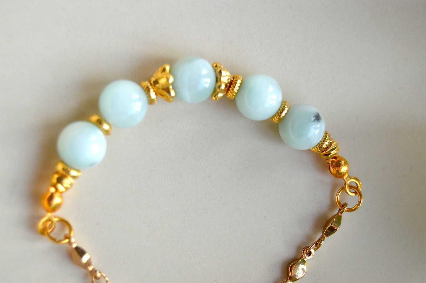 Larimar armbånd med gullbelagte detaljer - ro, balanse og avslappende energi