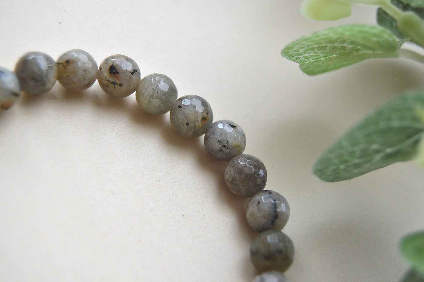 Labradoritt armbånd (rundet fasett) - mental klarhet, kreativitet og inspirasjon