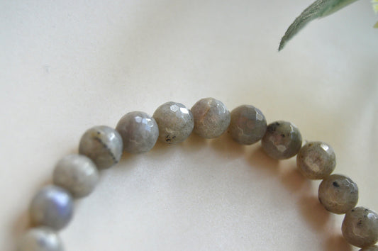 Labradoritt armbånd (rundet fasett) - mental klarhet, kreativitet og inspirasjon