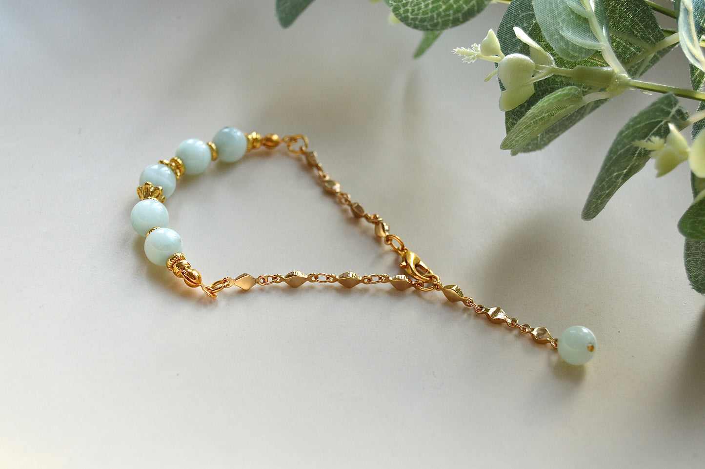 Larimar armbånd med gullbelagte detaljer - ro, balanse og avslappende energi