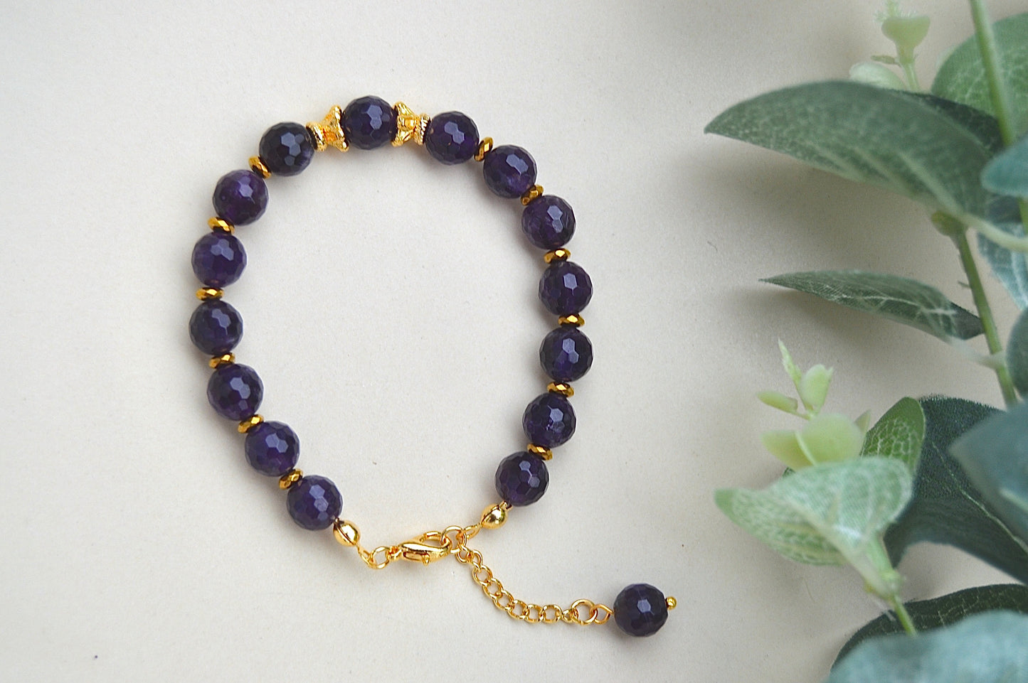 Ametyst fasettarmbånd med gullbelagte detaljer – ro, klarhet og spirituell vekst